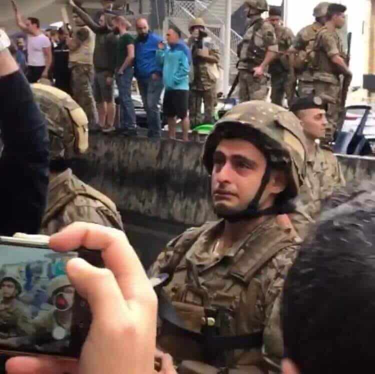 عسكري في الجيش اللبناني يبكي متأثراً بالتظاهرة