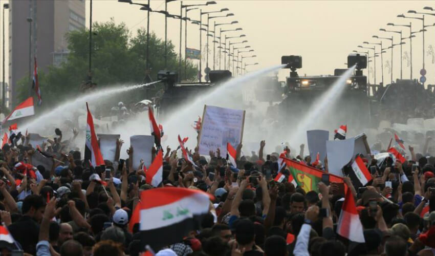 القوات العراقية ترّش الماء على المتظاهرين