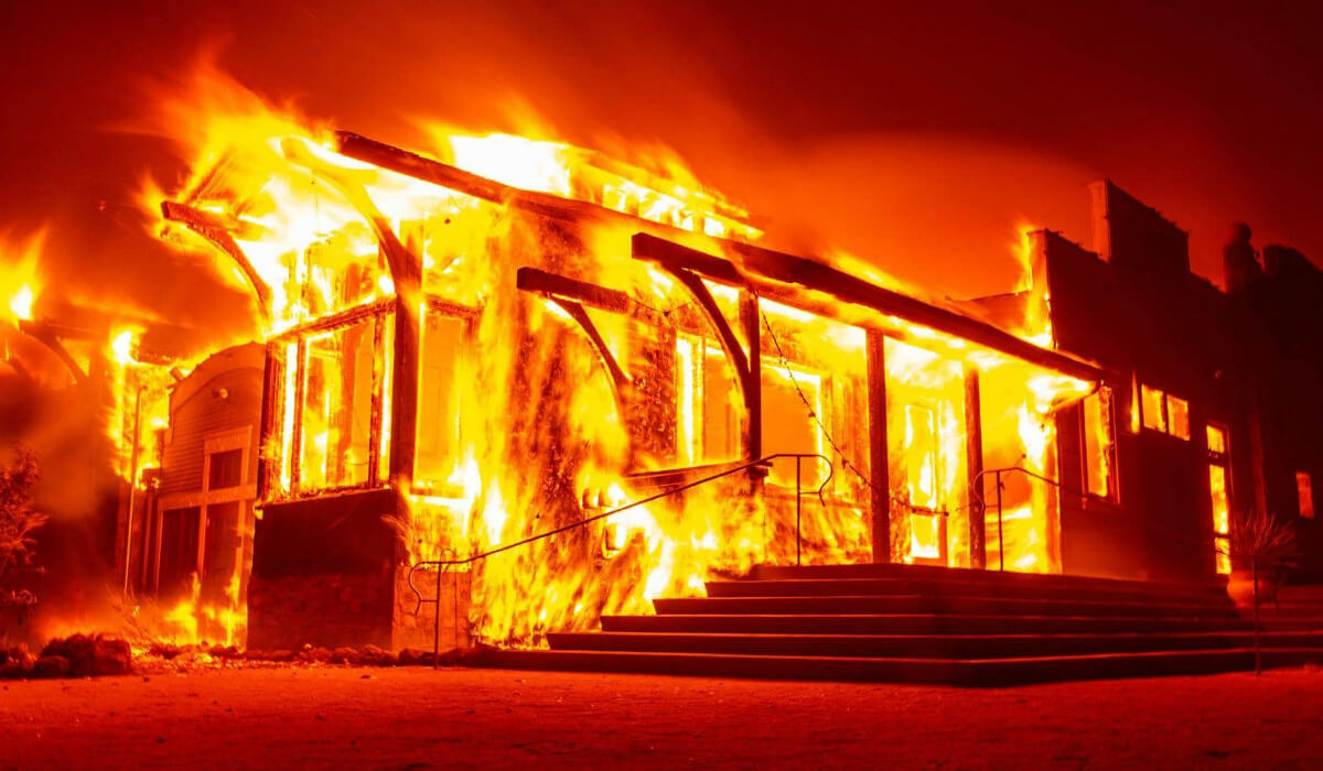 الحرائق في ولاية كاليفورنيا أدت إلى انقطاع الكهرباء عن نحو مليون منزل