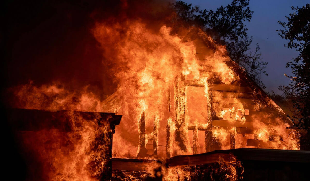 أدت الحرائق إلى إخلاء 180 ألف شخص من منازلهم