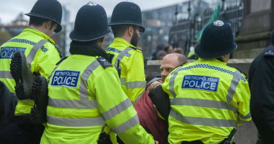 الشرطة البريطانية تعتقل أحد المحتجين على تغير المناخ