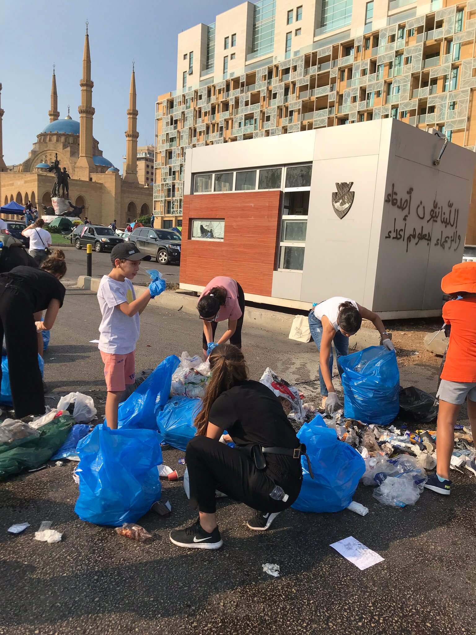 حملة نظافة في ساحة الشهداء
