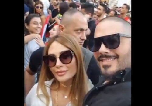 رامي عياش وزوجته في التظاهرة