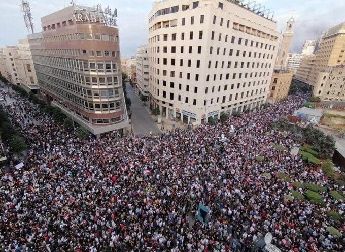 حشود من المتظاهرين في ساحة رياض الصحل