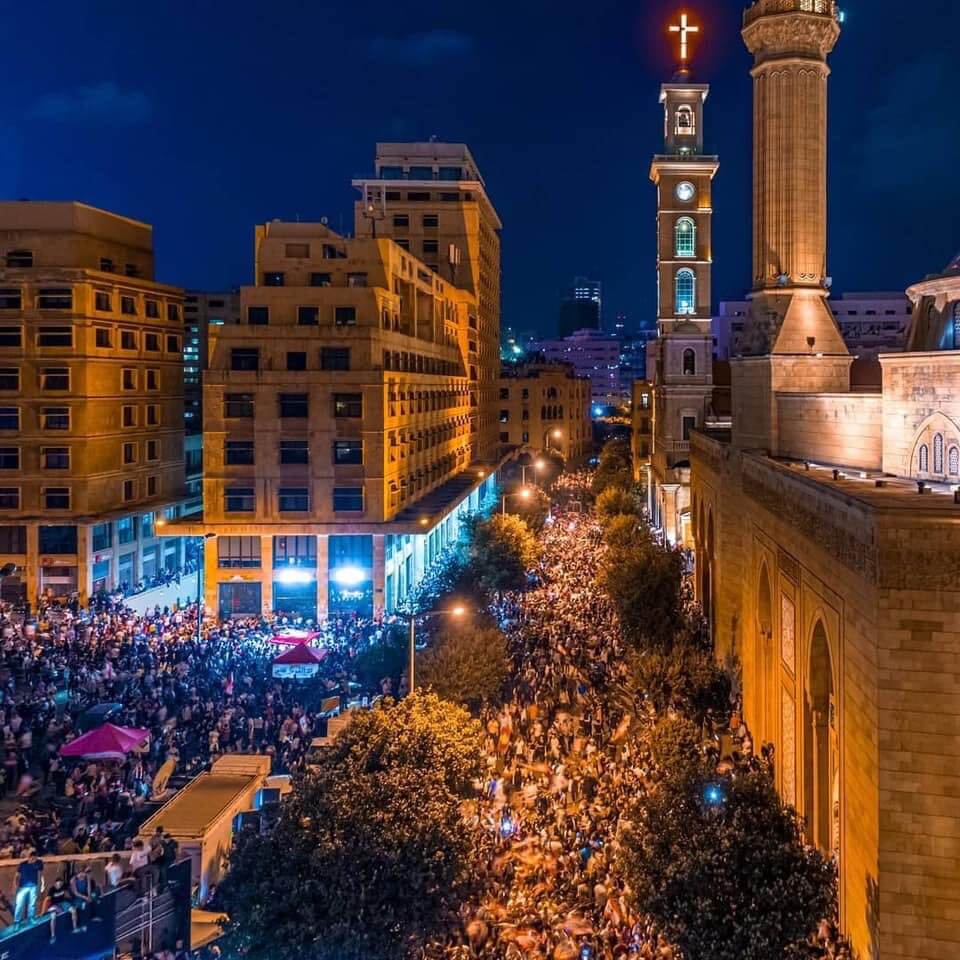 المتظاهرين في ساحة الشهداء