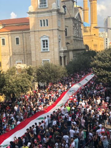 علم لبنان كبير في ساحة الشهداء - بيروت