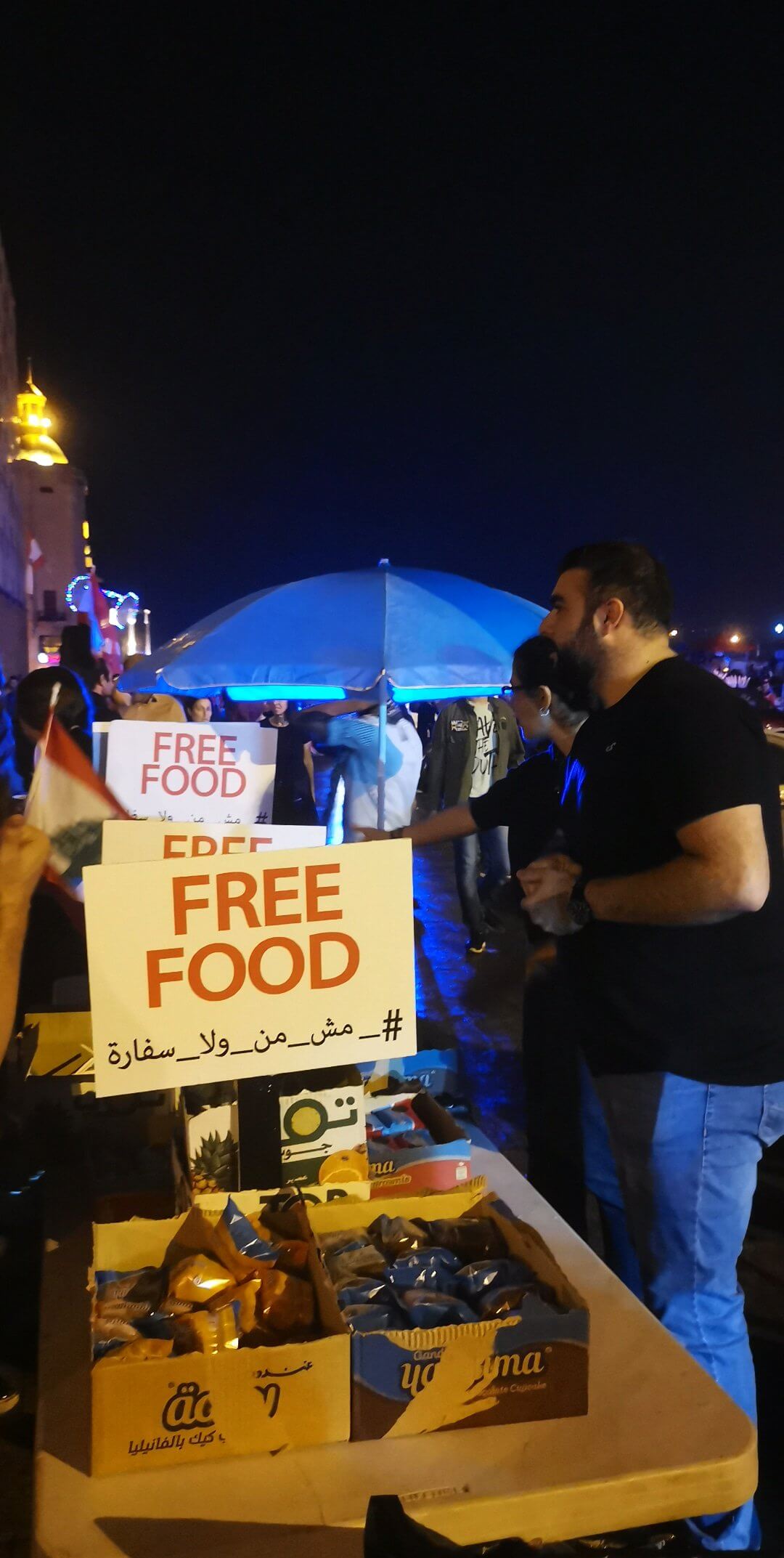توزيع الطعام مجاناً في الاحتجاجات