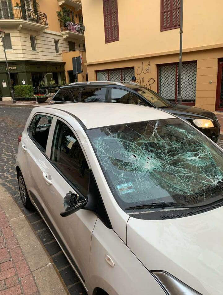 تكسير سيارة أثناء الهجوم أمس على وسط بيروت وخلفها اسم الجهة الجانية