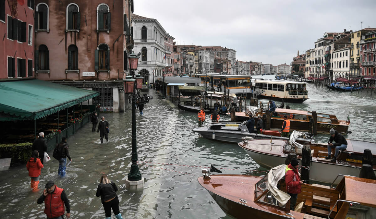بلغت درجة ارتفاع منسوب المياه في مدينة البندقية "فينيسيا" الى حوالي 1.87 متر فوق سطح البحر