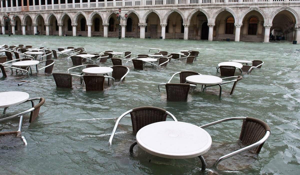 ارتفع منسوب المياه في فينيسيا ليغطي تقريباً الكراسي والطاولات في إحدى المقاهي