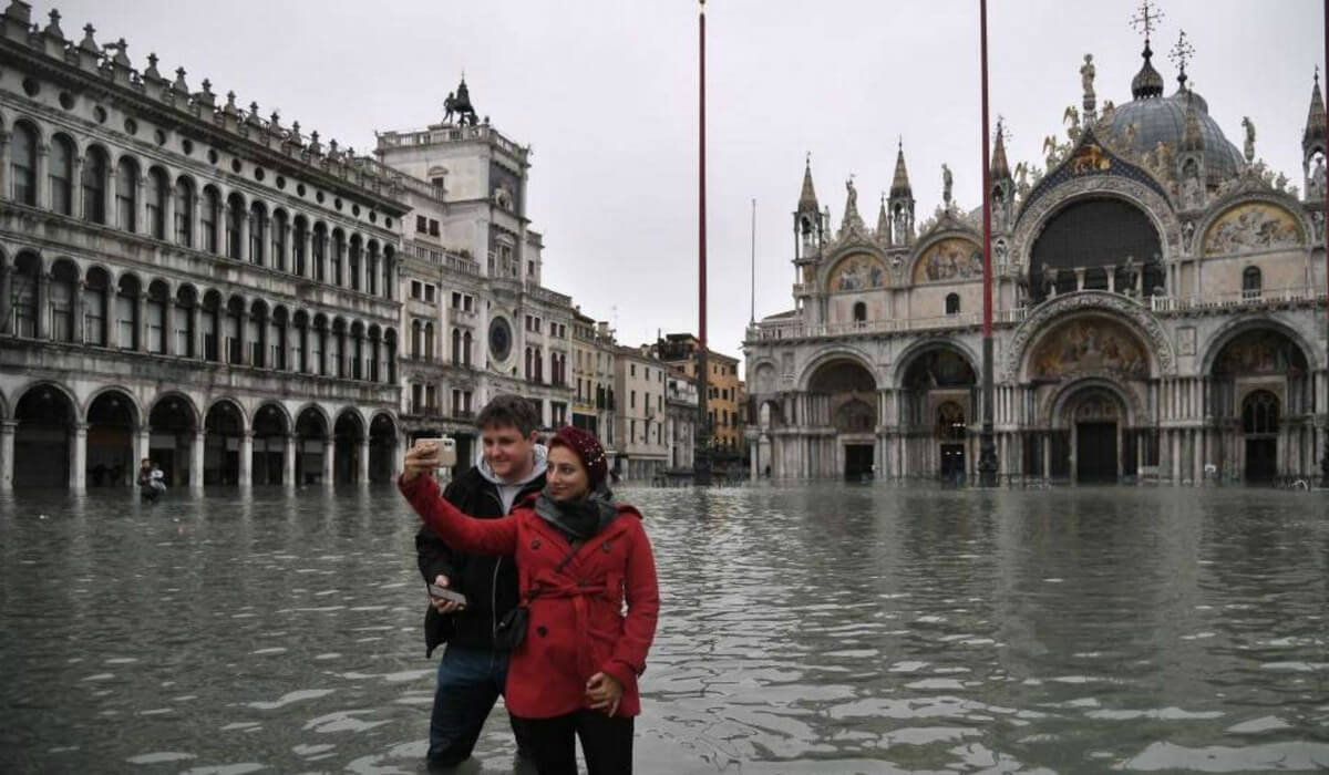 صورة سيلفي وسط الفيضان في فينيسيا