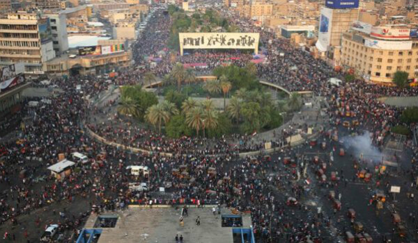 يطل مبنى المطعم التركي على ساحة التحرير في قلب بغداد حيث اعتاد المتظاهرون على التجمع