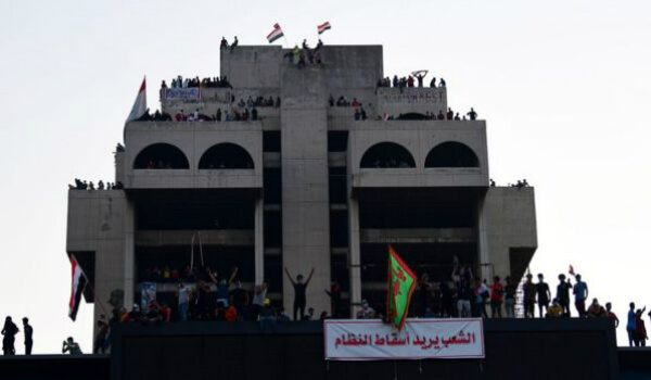 المتظاهرون على المطعم التركي في العراق