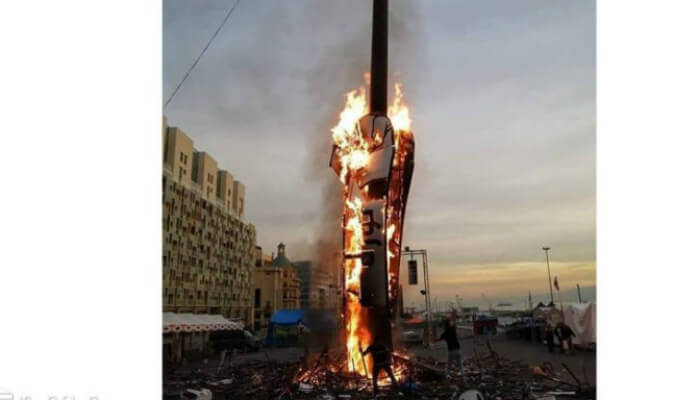 احراق نصب الثورة قبل اسبوع صباح الاستقلال