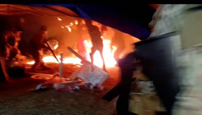 احراق الخيم في ساحة العلم في صور