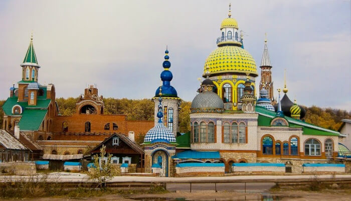 لا يتم إجراء أي احتفالات داخل معبد جميع الأديان في روسيا، لأنه لا يستخدم أبداً، فهو مجرّد مبنى ثقافي فقط.