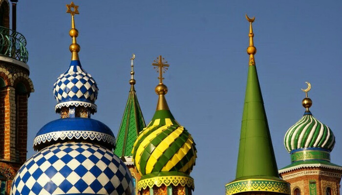 معبد جميع الأديان في مدينة قازان بروسيا يضم الهلال الإسلامي، والصليب المسيحي، ونجمة داوود، كذلك القبة الصينية