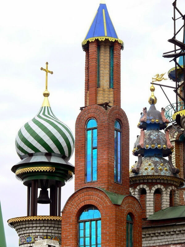 صورة تُبين تفاصيل معبد جميع الأديان في مدينة قازان - روسيا.