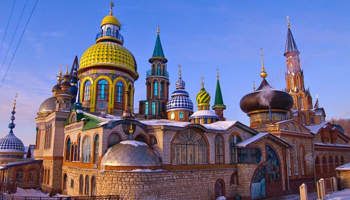 معبد جميع الأديان في روسيا هو مجرّد مبنى ثقافي فقط، وكان يعتبر كمقر ومسكن لمالكه الفنان الذي يدعى "إيدار خانوف"