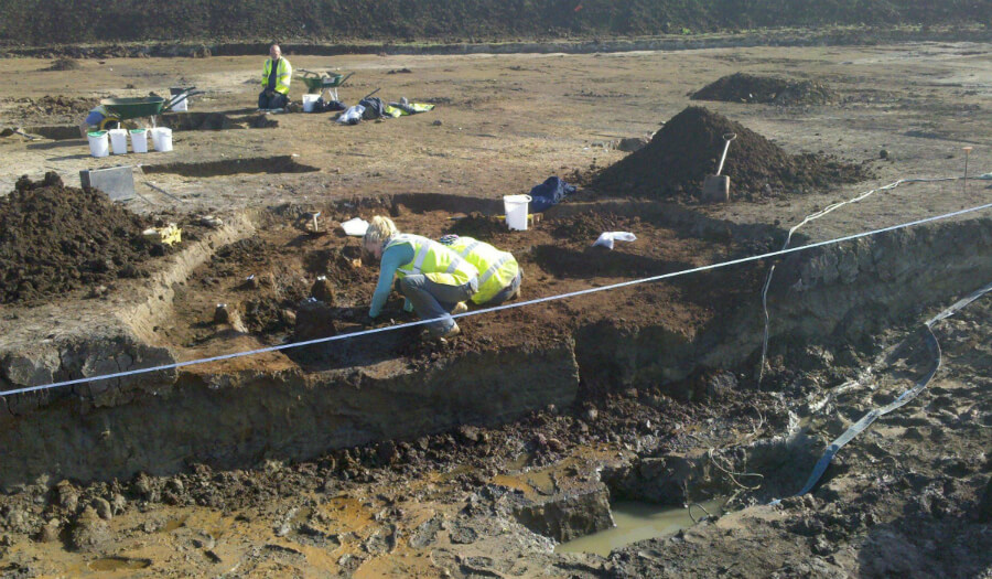 علماء الآثار في بريطانيا يبحثون في الحفرة المغمورة بالمياه