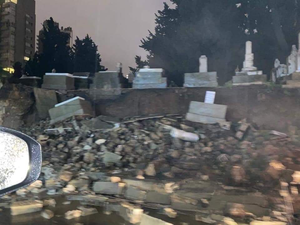 انهيار حائط مدافن السوديكو بسبب شدة الامطار و الرياح والعاصفة "لولو"، وانهيار بعض القبور على الطريق.