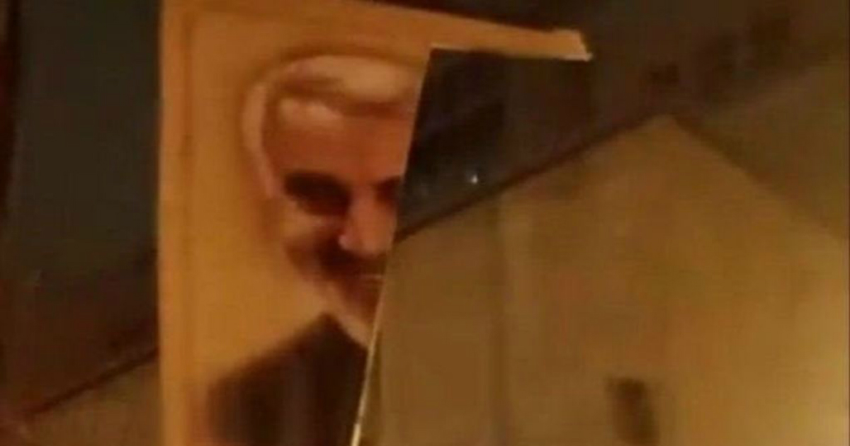 تمزيق صور لقاسم سليماني