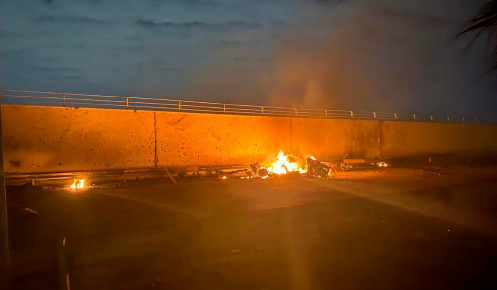سيارة تحترق على طريق مطار بغداد