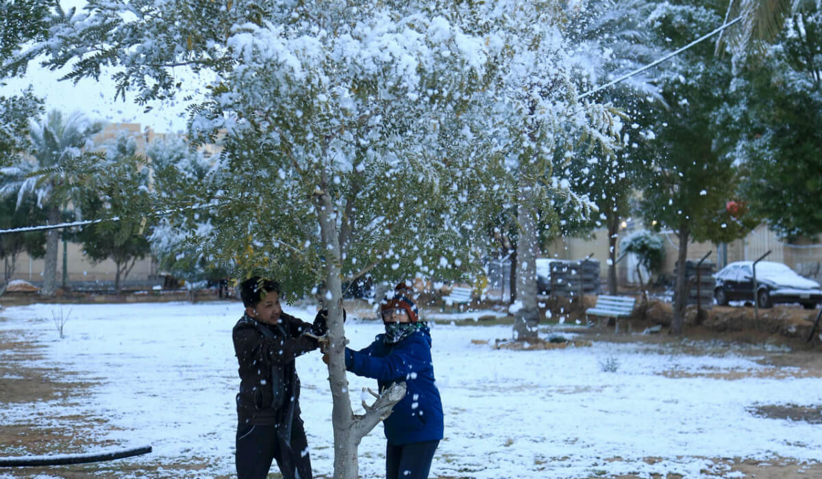 الأطفال تتراشق بكرات الثلج في بغداد