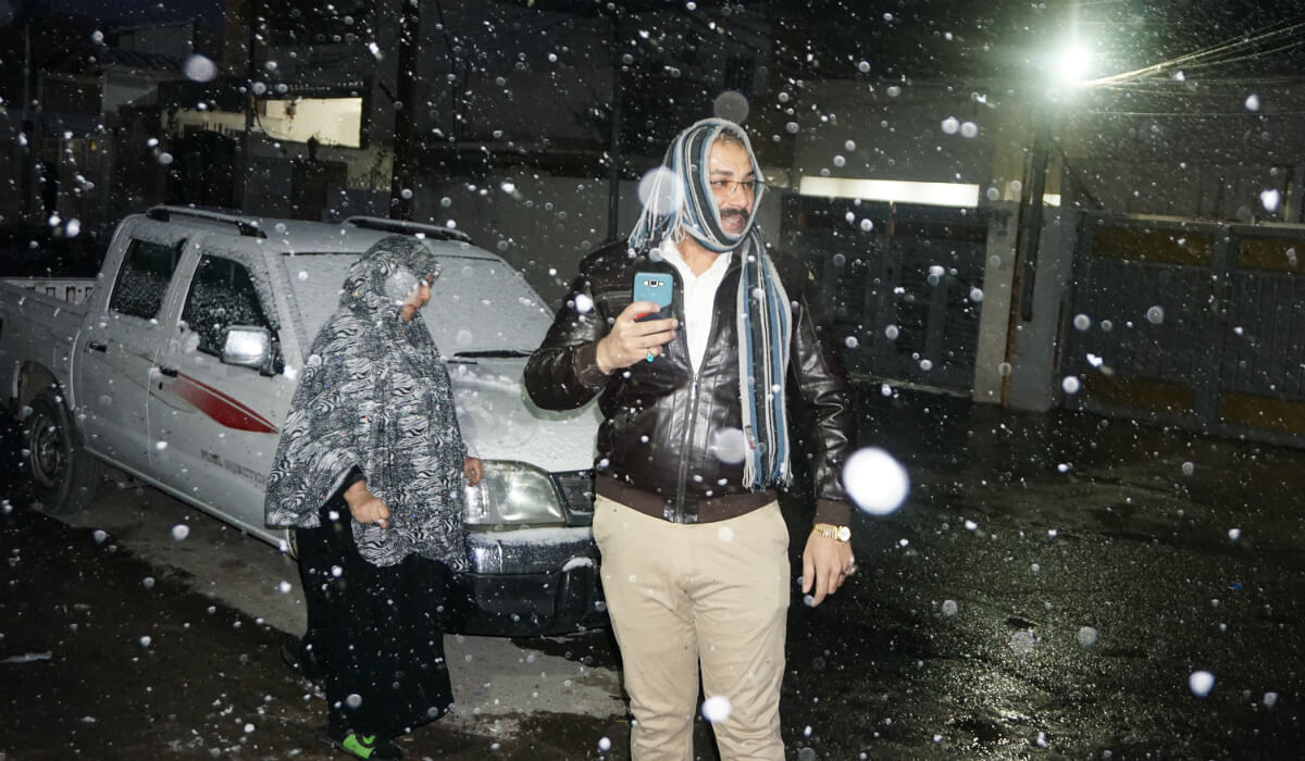 مواطنان عراقيان منبهران بالثلوج