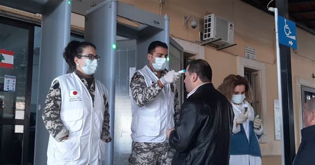 فحص العابرين على نقطة المصنع من كورونا