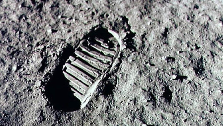 آثار أقدام رواد الفضاء لمركبة "أبوللو"
