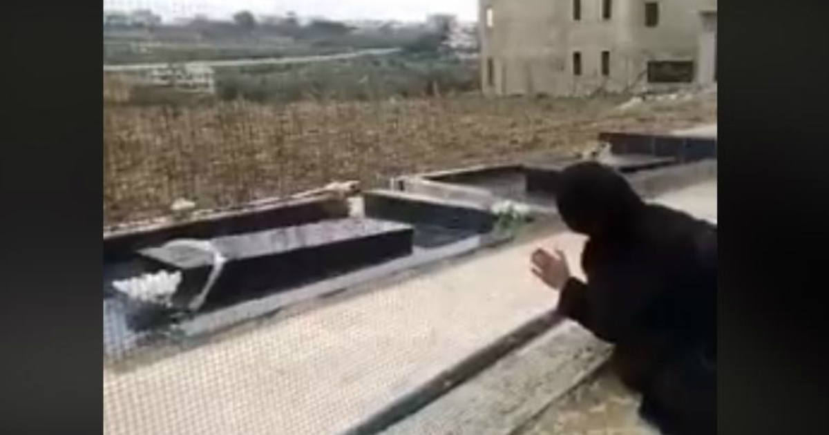 سيدة تُناجي إبنتها المتوفاة في صور