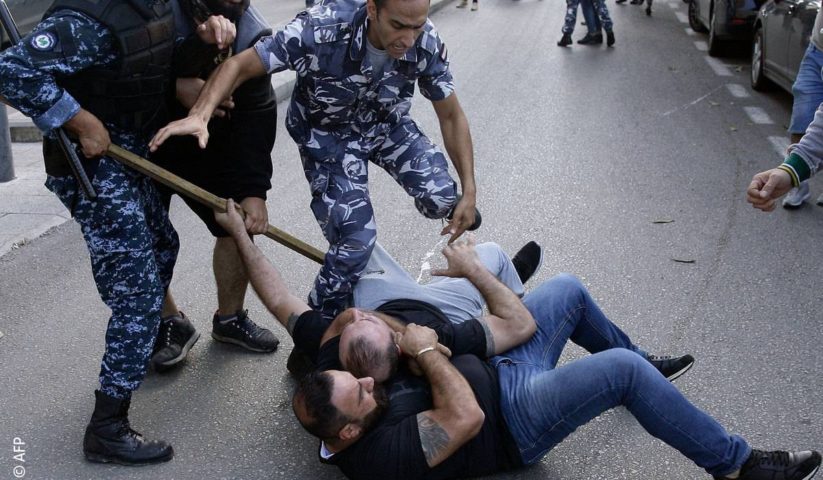 شبيحة الثنائي والعصي التي لم تفارقهم خلال الاعتداء على المتظاهرين