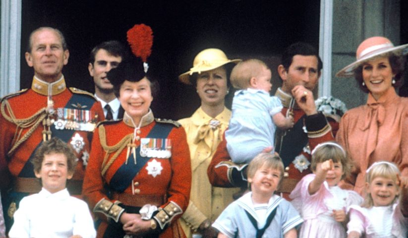 جمعت الملكة اليزابيث حولها العديد من الابناء والاحفاد 