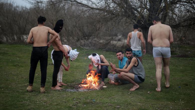 لاجئون على حدود اليونان