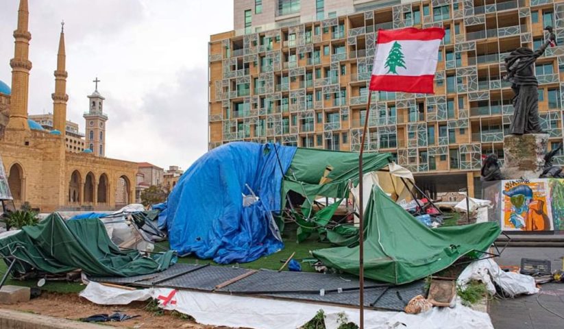 الخيم كما بدت بعد تكسيرها من قوى مكافحة الشغب