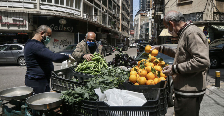 مواطنون يبتاعون الخضار في بيروت في زمن كورونا (Getty Images)