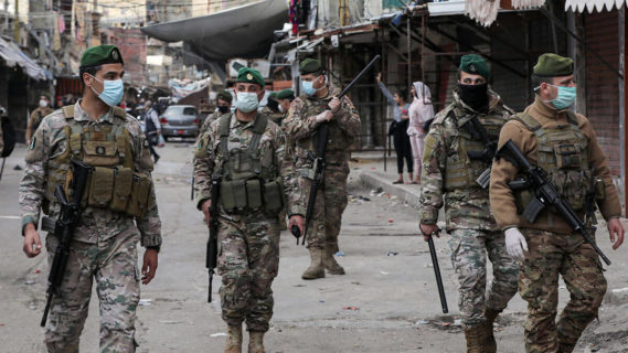 عناصر من الجيش اللبناني في مخيم صبرا لمنع انتشار فيروس كورونا (AFP)