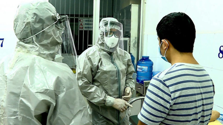 اثنان من الطاقم الطبي يرتديان بدلات واقية للتفاعل مع المرضى الذين ثبتت إصابتهم بفيروس كورونا (Getty)