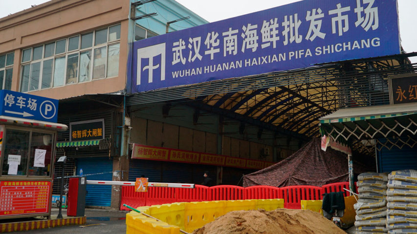 سوق هوانان للمأكولات البحرية في مدينة ووهان الصينية (أسوشييتد برس)