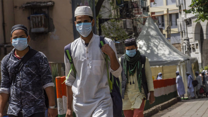 مسلمون في الهند يرتدون الكمامات للوقاية من فيروس كورونا (Getty)