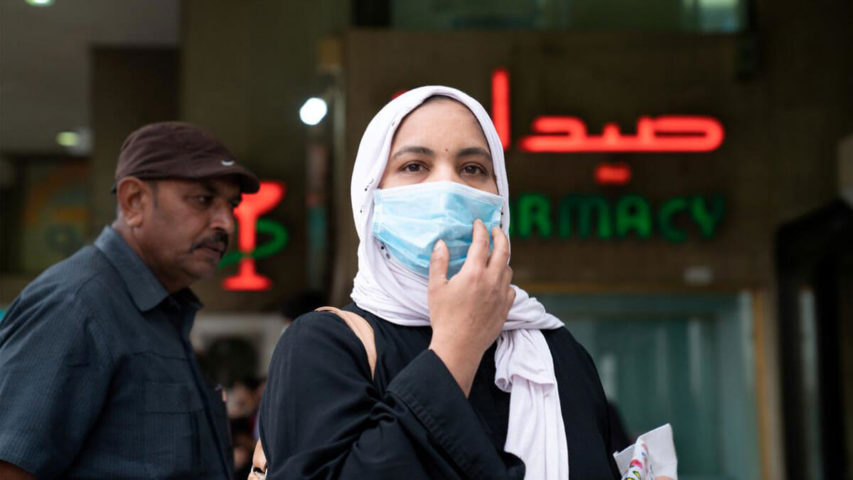 امرأة ترتدي الكمامة الواقية بعد انتشار فيروس كورونا الجديد في الكويت (رويترز)