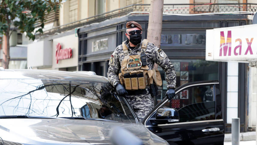 دورية من الجيش اللبناني في شوارع بيروت للحرص على تطبيق التعبئة العامة (AFP)
