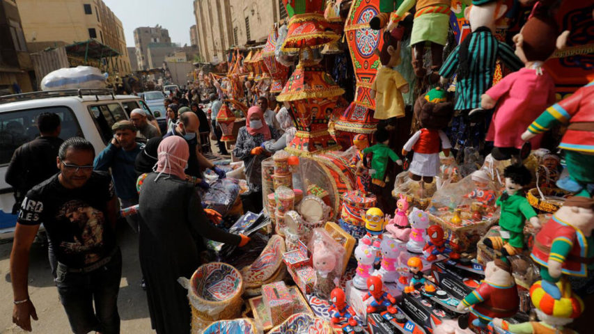 الوقاية ضد كورونا خلال التسوق والتحضير لشهر رمضان (رويترز)