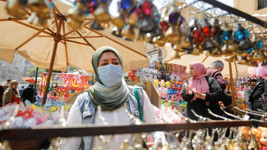 إمرأة تشتري فوانيس رمضانية في أحد أسواق القاهرة (رويترز)