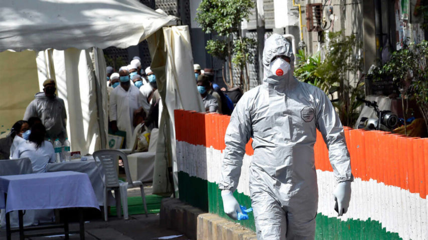 رجل يرتدي بذلة واقية ضد كورونا في الهند (Getty)