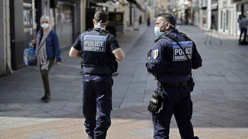 شرطة البلدية في فرنسا وإجراءات كورونا (أ.ف.ب)