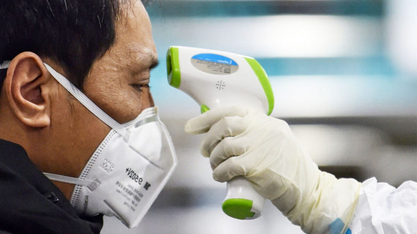 إجراء فحص كورونا في مستشفى ووهان للصليب الأحمر في الصين (AFP)