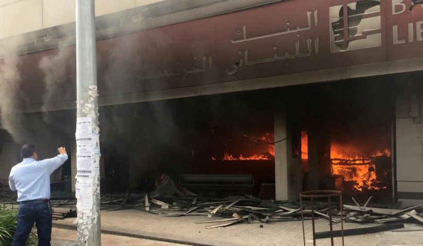 احراق فروع المصارف استمر في طرابلس