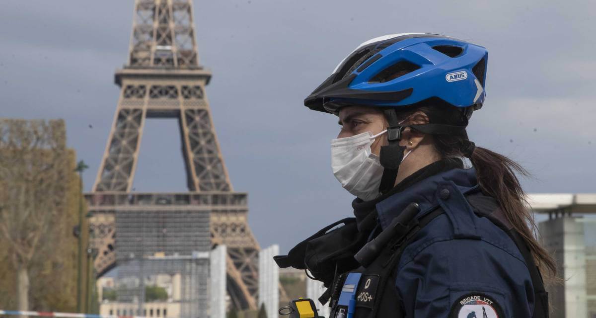 شرطية فرنسية ترتدي الكمامات لمكافحة فيروس كورونا (أسوشييتد برس)